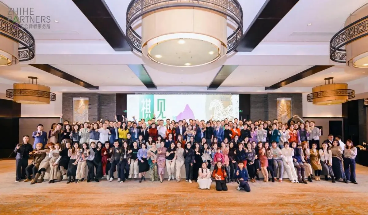 游客在建筑前拍照